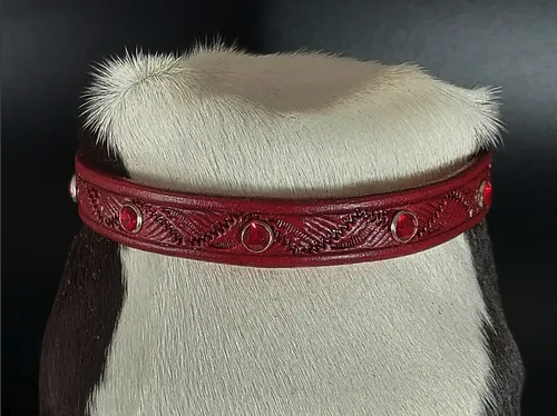 Cat Collars - Give your cat that one of a king handcrafted leather collar that he/she deserves. We use top-quality leather to ensure that each collar and leash is strong and long-lasting. Cat Collars - Give your cat that one of a king handcrafted leather collar that he/she deserves. We use top-quality leather to ensure that each collar and leash is strong and long-lasting.