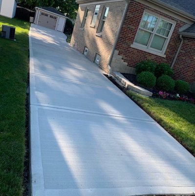 Concrete professionals - Gómez brothers concrete we’re a team that only looks forward to get the job done right.
Our priority is the customer service we’re here to help you with all your concrete needs.
Give us a call for free estimates every day..