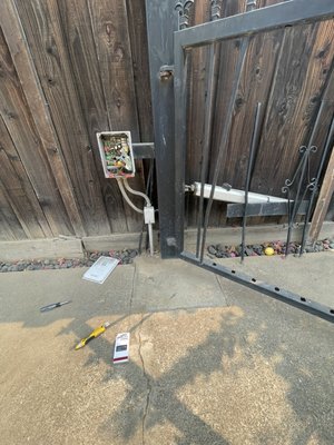 Old gate repair San Rafael - LiftMaster LA500 Electric Swing Gate Motor installed by Gate Of Shield . Customer contacted our company and explained that her gate is not working and that she wanted to install a new electric gate that will last longer. We repaired the broken parts in the gate instead of replacing the whole gate, which saved the customer a lot of money. Now her electric gate works quietly and it is secure more than ever!