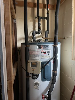 Water heater - Customers previous unit had been leaking, due to its life expectancy time up(21 yrs old). Water heater - Customers previous unit had been leaking, due to its life expectancy time up(21 yrs old).