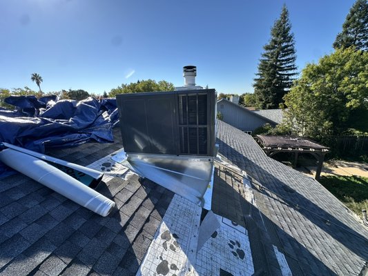Roseville Ca - This homeowner replaced his roof and his rooftop hvac unit at the same time.We installed a new 2 stage variable speed hvac unit and a new roof curb.With a new roof and a new hvac unit this homeowner will be in great shape for a long time