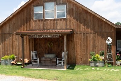 The Rustic Retreat - Simple, yet cozy and serene, the space includes two downstairs bedrooms each with queen beds and a large bathroom with claw foot tub/shower combo and washer/dryer. The stairs with hand railing lead to open upstairs area with two bedrooms, each with twin beds. Enjoy endless board games and flat screen tv. High quality linens, basic toiletries, hair dryer, and starter coffee set are provided.