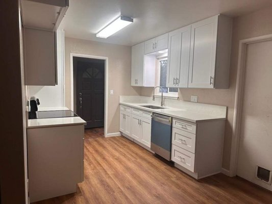 escalon kitchen remodel - This remodel was a part of a full home remodel that we did in order to get this property ready for new tenants. 
We remodeled the whole home in 2 weeks including two full bathrooms kitchen flooring and paint throughout