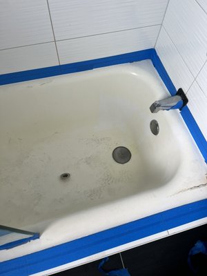 Painting an old bathtub white - I was approached by a customer who said he needed to clean his bathtub. When I arrived for the inspection, I was told the tub was clean, it was just the old white paint that had yellowed. Ended up buying the paint and painted it white! It came out perfect! The bathtub is sparkling! The customer is happy