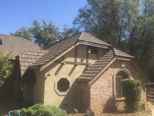 Boral Steel Re-roof - Removed old shake roof
Installed Boral Steel Pine Crest Shake Roofing System
Installed new 7" seamless gutters and downspouts