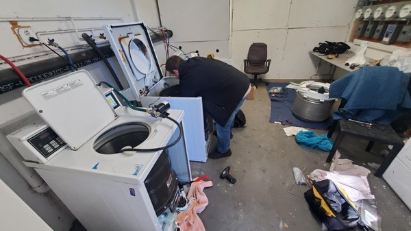 Washer Rebuild - Kelly's Appliance Technicians are rebuilding washing machines. Washer Rebuild - Kelly's Appliance Technicians are rebuilding washing machines.