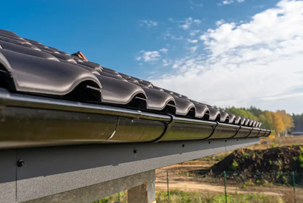 Gutter Installation - At Pierce Siding and Window Co., we install and service high-quality seamless gutter systems designed to protect your home from water damage year-round. Serving homeowners throughout Salem, Roanoke, Vinton, and Botetourt County, our custom-fit aluminum gutters provide superior drainage, durability, and curb appeal.
With over 51 years of experience, our family-owned team understands the heavy rains, seasonal storms, and changing weather conditions of the Roanoke Valley. We build gutter systems that perform — not just look good.