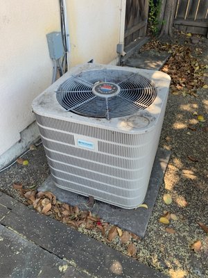 HVAC Repair - Experienced ABC service technicians performed the HVAC in San Jose, California.

Our team fixed air conditioner
⚙️Brand: Frigidaire
⚙️Model: FS3BA-060KB

🔘Customer noticed not cooling well 

🔘Diagnostic result: system has Freon leak (refrigerant pressure low)

Fixed same day
Warranty 6 Months.