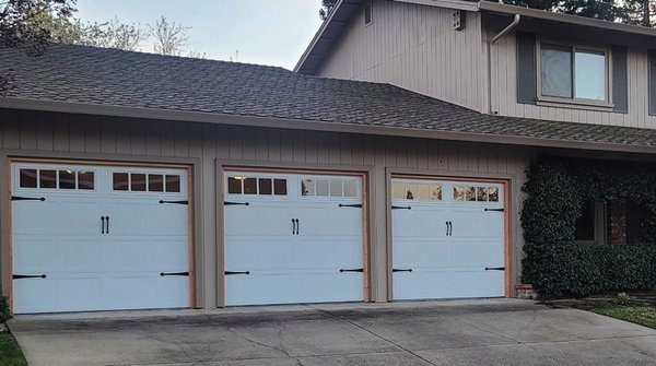 Whitehaven Drive - 3 Steelback Insulated Garage Door Installs - Steelback insulated garage doors offer a range of benefits that make them a popular choice for homeowners. First and foremost, they provide enhanced energy efficiency by reducing the amount of heat transfer through the garage, leading to lower heating and cooling costs. In terms of durability, Steelback insulated garage doors are made from high-quality materials and are designed to withstand heavy use and extreme weather conditions, making them a long-lasting investment.  Installing a Steelback insulated garage door can also increase the value of your home, as it demonstrates a commitment to energy efficiency and improved living conditions.
