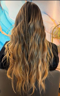 When your hair needs a little extra sparkle
Extensions + golden tinsel = obsessed - Need a little more length, fullness, or just an extra sparkle?
This look features seamless sew-in weft extensions for natural movement and volume, finished with delicate golden hair tinsel for a soft, light-catching glow.
Perfect if you want your hair to feel elevated without losing that effortless vibe.