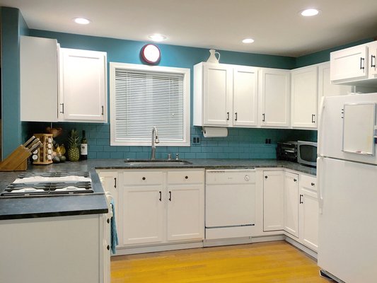 Paint kitchen Cabinets - The newly painted cabinets look amazing with the wall color. Paint kitchen Cabinets - The newly painted cabinets look amazing with the wall color.