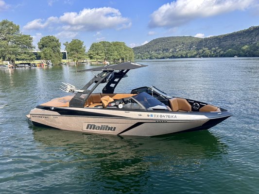 2020 Malibu 22 LSV - This boat is perfect for a day filled with water sports, throwing your own private lake party, or bringing the whole family out for a day of fun. Equipped with a superior sound system and seats 10 guests, you are sure to be the envy of the lake! Don't know how to wakesurf or wakeboard? Don't worry, this boat comes paired with an experienced captain that can teach at no extra cost. 2020 Malibu 22 LSV - This boat is perfect for a day filled with water sports, throwing your own private lake party, or bringing the whole family out for a day of fun. Equipped with a superior sound system and seats 10 guests, you are sure to be the envy of the lake! Don't know how to wakesurf or wakeboard? Don't worry, this boat comes paired with an experienced captain that can teach at no extra cost.