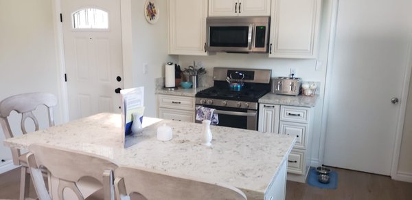 Kitchen remodel Santa Clarita - This remodel was done on old kitchen, customer chose the semi custom cabinets , white shaker with quartz counter top . Kitchen remodel Santa Clarita - This remodel was done on old kitchen, customer chose the semi custom cabinets , white shaker with quartz counter top .
