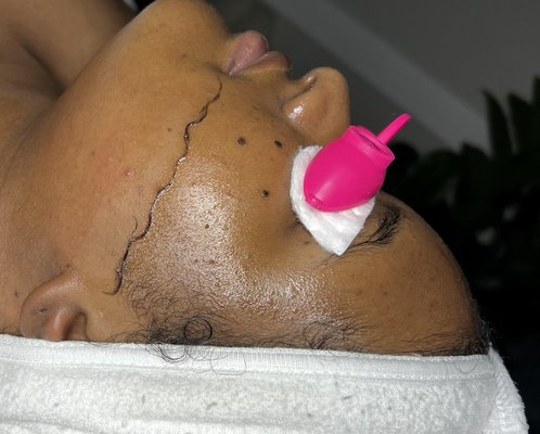 Dermaplaning - Dermaplaning is an amazing treatment to improve the brightness in the skin. This facial includes a jelly mask, relaxing neck/shoulder massage and finishing products. This is the perfect facial to step up your skincare game!