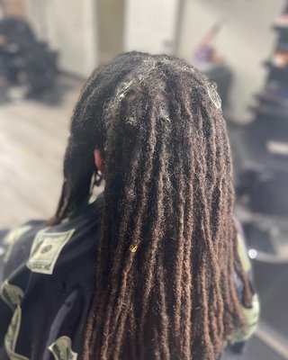 Before & After (Wash+ Retwist + Style) 
To book this look Text 415-265-1695. You will be satisfied with clean parts and a smooth Retwist 💕 ! - This Client got a Wash and Retwist + A Style💕