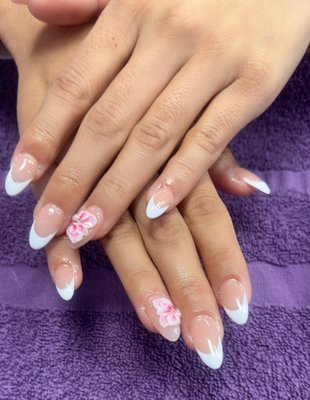 New Renovation - The space is more spacious, brighter, more comfortable, no smell, good manicure service attitude New Renovation - The space is more spacious, brighter, more comfortable, no smell, good manicure service attitude