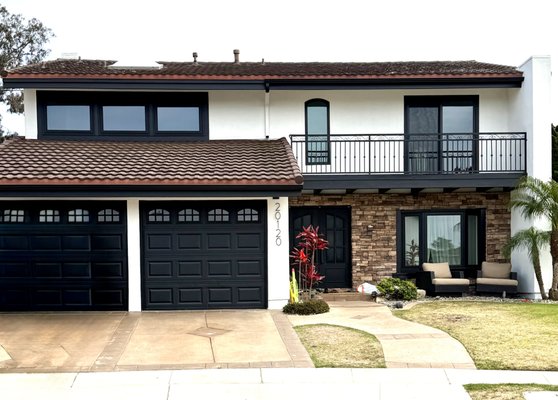 Simonton Windows All Black - A beautiful home in Torrance California replaced with Simonton Daylight Max Black Windows