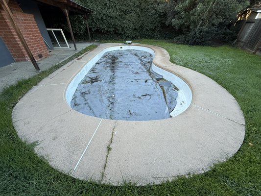 Pool surface and deck restoration - This fiberglass pool was cracked and leaking, we repaired the surface epoxy painted, and coated the deck.
We also added a new equipment set.