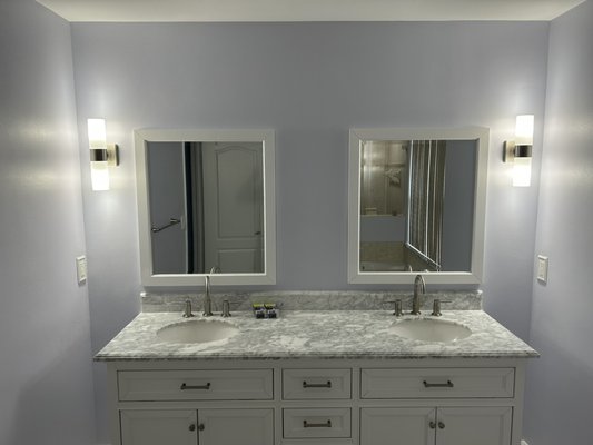 Sunroom and bathroom remodeling - This Sunroom and bathroom suffered a flood and leaking, insurance cover every damage expenses. We rewired and pass the electrical inspections. Very good looking finish and customers are happy to have their spaces ready and in a good shape. Call us now for an estimate!!!!!📱