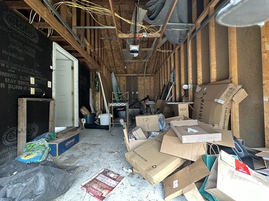 two garages adapted for housing - This was a garage project to be converted into a home. Plumbing was added for the bathroom. A bathroom with a walk-in closet. The open area was designed for the kitchen, living room, dining room and laundry access according to the client's specifications.