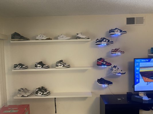 Hanging shelves - How do you love your sneakers? Hanging shelves - How do you love your sneakers?