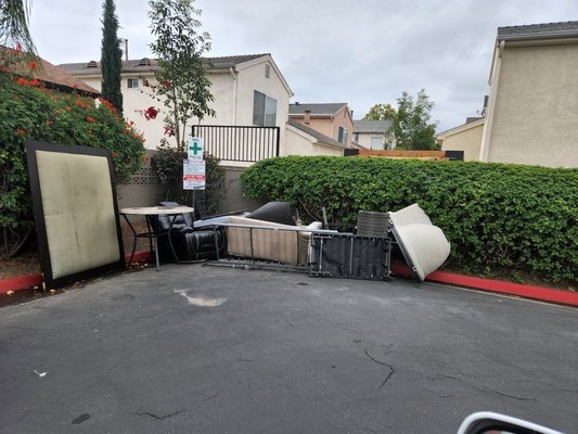 Clean out apartment complex tenants old furniture and trash. - Junk Tigers Hauling and Demolition is Orange County's # 1 choice for junk Hauling and Demolition! Call or text (949) 842-4688 and get your junk hauled away, today!