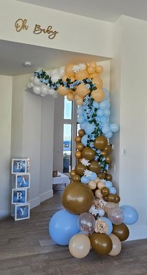 Organic 1/2 Floral Arch - This baby shower balloon garland project was done at client's home indoors in beautiful Paradise Valley, AZ. Organic 1/2 Floral Arch - This baby shower balloon garland project was done at client's home indoors in beautiful Paradise Valley, AZ.