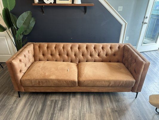 Couch Cleaning - This couch just got the Peach Fresh treatment — and the difference is clear! 🛋️✨
Over time, sofas collect dirt, oils, odors, and pet hair that regular vacuuming can’t touch. Our deep upholstery cleaning removes embedded grime and leaves your furniture looking, feeling, and smelling like new. Couch Cleaning - This couch just got the Peach Fresh treatment — and the difference is clear! 🛋️✨
Over time, sofas collect dirt, oils, odors, and pet hair that regular vacuuming can’t touch. Our deep upholstery cleaning removes embedded grime and leaves your furniture looking, feeling, and smelling like new.