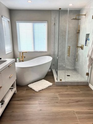 Primary bathroom with a slipper tub in San Diego - Frameless glass shower, freestanding tub and brass fixtures.
When we first saw this primary bathroom, it had a raised-panel double vanity, a drop-in tub set into a tiled deck under the windows, and a framed glass shower. Primary bathroom with a slipper tub in San Diego - Frameless glass shower, freestanding tub and brass fixtures.
When we first saw this primary bathroom, it had a raised-panel double vanity, a drop-in tub set into a tiled deck under the windows, and a framed glass shower.