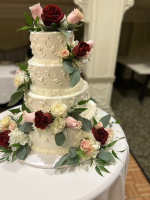 Wedding flowers - Our beautiful wedding centerpieces, cake flowers, arches, and bouquets. Wedding flowers - Our beautiful wedding centerpieces, cake flowers, arches, and bouquets.