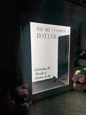 Magazine Photo Booth - ✨ MAGAZINE PHOTO BOOTH EXPERIENCE

This is not just a Photo Booth — it is a full-scale editorial installation designed to transform your event into a magazine-cover moment.