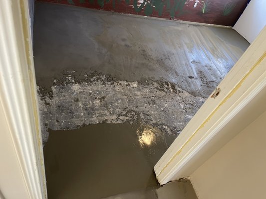 Leveling and new installation LVP - This project needed to be level the subfloor. Before we need to start the new LVP installation.