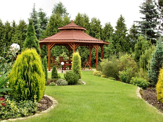 Commercial Landscape Design - First impressions are everything. You only get one shot to impress new clients, after all. Once you’ve won them over with your business prowess, your mission becomes keeping their business, which includes maintaining that image of success that attracted them to your establishment in the first place.
If what’s in plain sight isn’t taken care of, what message does that send to potential clients? Simply put, it says that if you can’t be bothered to take care of what’s visible, what is the state of things behind the scenes?
No matter what your business is, keeping the green space around your property is essentially to sustaining the image of success and professionalism that you have worked hard to create. A tidy and well-maintained garden emphasizes to clients that you are in charge, and that you will be able to handle their affairs with a high degree of skill. Commercial Landscape Design - First impressions are everything. You only get one shot to impress new clients, after all. Once you’ve won them over with your business prowess, your mission becomes keeping their business, which includes maintaining that image of success that attracted them to your establishment in the first place.
If what’s in plain sight isn’t taken care of, what message does that send to potential clients? Simply put, it says that if you can’t be bothered to take care of what’s visible, what is the state of things behind the scenes?
No matter what your business is, keeping the green space around your property is essentially to sustaining the image of success and professionalism that you have worked hard to create. A tidy and well-maintained garden emphasizes to clients that you are in charge, and that you will be able to handle their affairs with a high degree of skill.