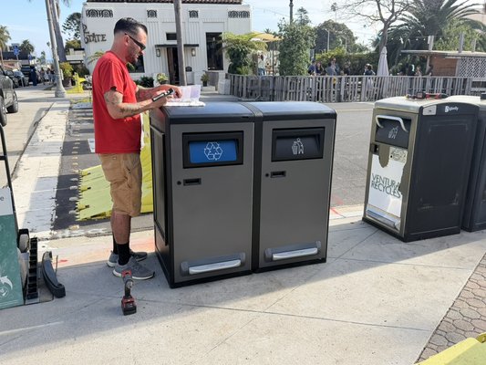 Other Commercial Stuff we do - This Big Belly Recycle trash system is a replacement for Ventura City BB pair after the old one was damaged by a delivery truck. Other Commercial Stuff we do - This Big Belly Recycle trash system is a replacement for Ventura City BB pair after the old one was damaged by a delivery truck.