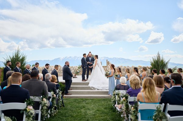 Real wedding: Caitie + Mike - Caitie + Mike came from the east coast with their closest friends to enjoy an intimate wedding at the beautiful Vineyard at Mt. Naomi Utah.
