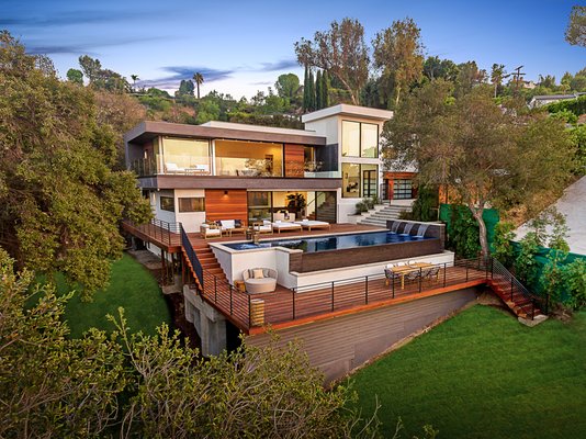 Mulholland Hills Contemporary Home. - Ground up construction of a stunning California contemporary home. Spread over 5,100sf with raised infinity pool and panoramic views of the Mulholland Hills and Studio City valley.
Job Cost: $1,800,000