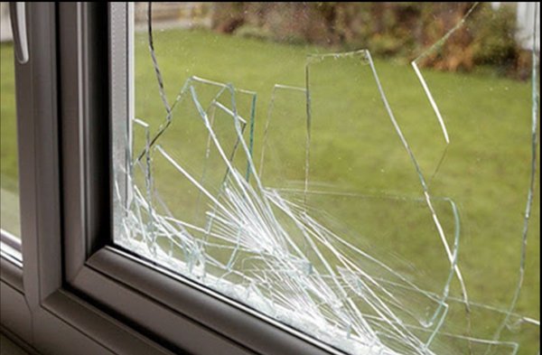 Broken glass replacement - Broken glass replacement
Double pane glass 
insulated Glass