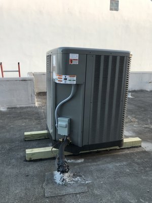 New AC set on roof - Removed old outdoor unit and installed new AC outdoor unit on the roof of this beautiful town home in Mcallen, Texas. New AC set on roof - Removed old outdoor unit and installed new AC outdoor unit on the roof of this beautiful town home in Mcallen, Texas.