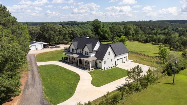 Grogan estate build - Kamanski Construction proudly completed a custom estate build on Grogan Rd, designed from the ground up for modern family living. This project features open-concept design, luxury kitchen and baths, vaulted ceilings, and top-tier finishes throughout. From excavation to the final trim, our team—including designers, architects, plumbers, electricians, window and door experts, and siding pros—brought this home to life with unmatched craftsmanship. Grogan Rd reflects our commitment to detail, function, and timeless design.