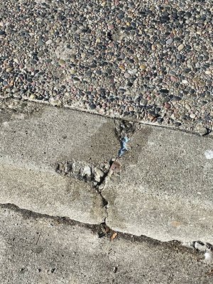 Small work on leveling the exterior decor - Cutting the corners of the concrete slab and patching the curb