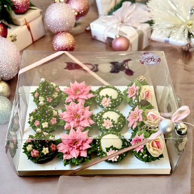 Christmas - Find just that perfect thing for your Holiday gift giving and entertainment. Choose from a variety of delicious and beautiful desserts and gifts.
