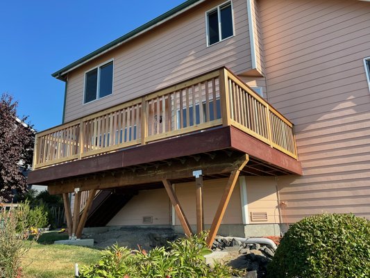 Composite deck and wood railings project. - New deck build in October 2022 with new composite ll decking boards and cedar wood railings with cocktail top railing board. Composite deck and wood railings project. - New deck build in October 2022 with new composite ll decking boards and cedar wood railings with cocktail top railing board.
