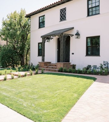 Glendale Outdoor Living Upgrade – Front Yard, Backyard & Outdoor Kitchen - One of our most exciting recent projects was a complete front and backyard transformation for a lovely home in Glendale, CA — and the star of the show? A fully custom outdoor kitchen that brought resort-style living right to the client’s backyard.
🌿 The Vision: A functional flow from curb to patio — with a modern aesthetic, elevated design features, and a dedicated space for cooking and entertaining outdoors.
🛠️ What We Built:
- Front yard redesign with clean lines, drought-tolerant landscaping, and bold curb appeal
- A spacious walkway with large, modern steps that lead from the front to the backyard
- Backyard overhaul with fresh sod, new plantings, and built-in lighting
- Custom outdoor kitchen featuring a built-in BBQ, counter space, and modern finishes
- Integrated irrigation system for easy maintenance
The outdoor kitchen has become the focal point — perfect for weekend grilling, weekday dinners, or entertaining under the stars. Glendale Outdoor Living Upgrade – Front Yard, Backyard & Outdoor Kitchen - One of our most exciting recent projects was a complete front and backyard transformation for a lovely home in Glendale, CA — and the star of the show? A fully custom outdoor kitchen that brought resort-style living right to the client’s backyard.
🌿 The Vision: A functional flow from curb to patio — with a modern aesthetic, elevated design features, and a dedicated space for cooking and entertaining outdoors.
🛠️ What We Built:
- Front yard redesign with clean lines, drought-tolerant landscaping, and bold curb appeal
- A spacious walkway with large, modern steps that lead from the front to the backyard
- Backyard overhaul with fresh sod, new plantings, and built-in lighting
- Custom outdoor kitchen featuring a built-in BBQ, counter space, and modern finishes
- Integrated irrigation system for easy maintenance
The outdoor kitchen has become the focal point — perfect for weekend grilling, weekday dinners, or entertaining under the stars.