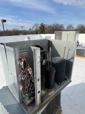 Commercial Ice Machine Installation - This Commercial ice machine was installed with an outdoor condenser on the roof. Commercial Ice Machine Installation - This Commercial ice machine was installed with an outdoor condenser on the roof.
