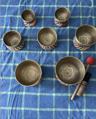Sound Healing - Sound healing is an alternative therapy that uses specific sounds and vibrations to promote health and well-being, often through practices like sound baths and music therapy. The sound vibrations of the sound healing instruments penetrate deep into the tissue. This can improve blood circulation and metabolism, regulate muscle tension and deeply stimulate the tissue. Moreover, regeneration and repair mechanisms are stimulated. Sound healing is both activating and relaxing – so it also has a refreshing effect. Sound Healing - Sound healing is an alternative therapy that uses specific sounds and vibrations to promote health and well-being, often through practices like sound baths and music therapy. The sound vibrations of the sound healing instruments penetrate deep into the tissue. This can improve blood circulation and metabolism, regulate muscle tension and deeply stimulate the tissue. Moreover, regeneration and repair mechanisms are stimulated. Sound healing is both activating and relaxing – so it also has a refreshing effect.