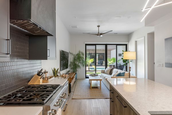Villa Hermosa 2 - Discover Austin's charm from our brand-new, modern Airbnb on the vibrant east side. Just 2 blocks from the tranquil Ladybird Lake & hike/bike trail, and a quick 5-10 min Uber ride to the energy of Rainey Street & East 6th Street bars/restaurants. 

Unwind on the screened porch or cozy living room, work comfortably at 2 dedicated working stations (1 GB wifi), and relish the open, airy ambiance with tall ceilings. Your perfect Austin getaway awaits!