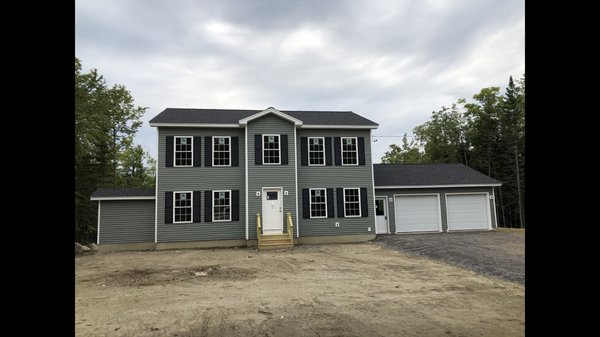 Sidney custom home build - Another new custom house built by Newman Home’s, a Custom home building general contractor. New shingle roof and vinyl siding.