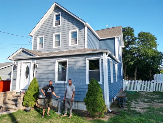 Brand New GAF Roof & Vinyl Siding - ✅Brand new GAF (Weathered-Wood) Roofing Shingles. ✅New vinyl siding with Picture Frame aluminum trim around windows and doors. ✅And New 5-Inch (K) Seamless Gutters Brand New GAF Roof & Vinyl Siding - ✅Brand new GAF (Weathered-Wood) Roofing Shingles. ✅New vinyl siding with Picture Frame aluminum trim around windows and doors. ✅And New 5-Inch (K) Seamless Gutters