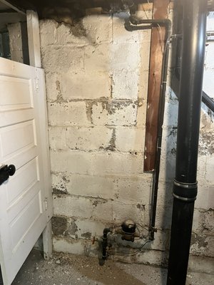 Painting the wall in the basement - A client contacted me to help him with painting a wall! In the end, you can see the result