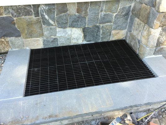 Floor Covers - Do you need to plug a "hole" in your floor? Call us and we'll solve it.
In this service the customer was dissatisfied with this opening, so we developed a grid tailored to him!